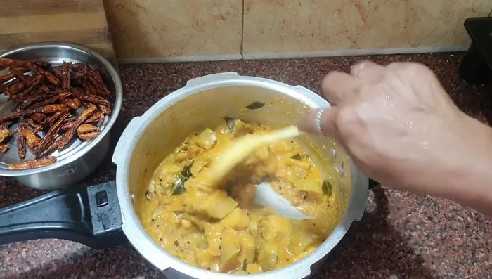 The brinjal stew (kootu) is ready to serve. Enjoy with rice or porridge.