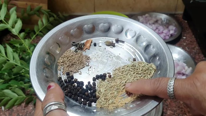Prepare the masala: Fry fenugreek, poppy seeds, pepper, cumin seeds, kalpasi leaves, cloves, and alem (optional) in oil. If using, add a little castor oil.