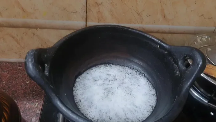 Heat 150g of sesame oil in a pan.
