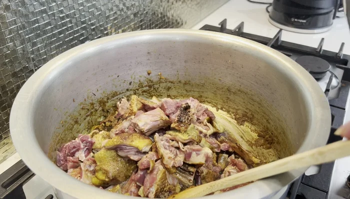 Add the duck meat, ensuring no excess water or blood remains in the container. Mix well.
