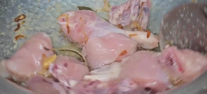 Add chicken, salt and cook on high flame for 3-4 minutes.