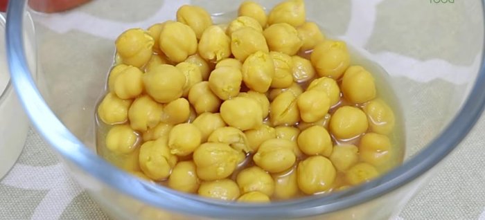Add the boiled chickpeas (pre-boiled for 6 whistles with salt and turmeric). Mash some chickpeas against the pan.