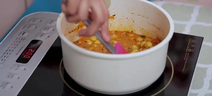 Add a little water, bring to a boil to thicken the gravy.