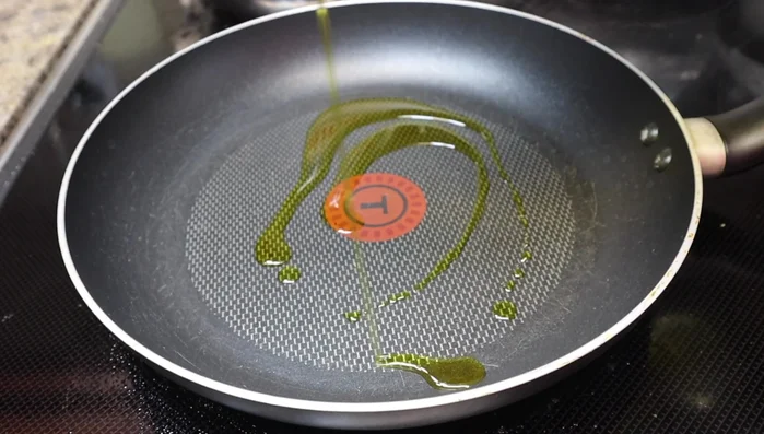 Heat oil in a non-stick pan over low flame. Once heated, turn off the gas to let the oil cool slightly.