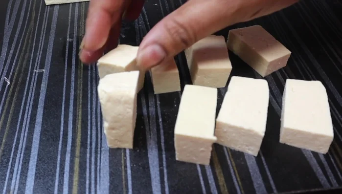Cut the tofu into slightly thick pieces. Avoid cutting too thinly to prevent breaking during marinating.