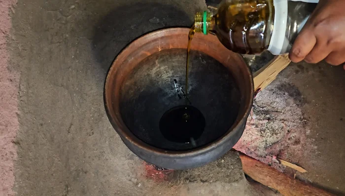 Heat oil and add aromatics: Heat mustard oil in a vessel, add whole garam masala, green chilies, bay leaves, and chopped onions; fry until fragrant.