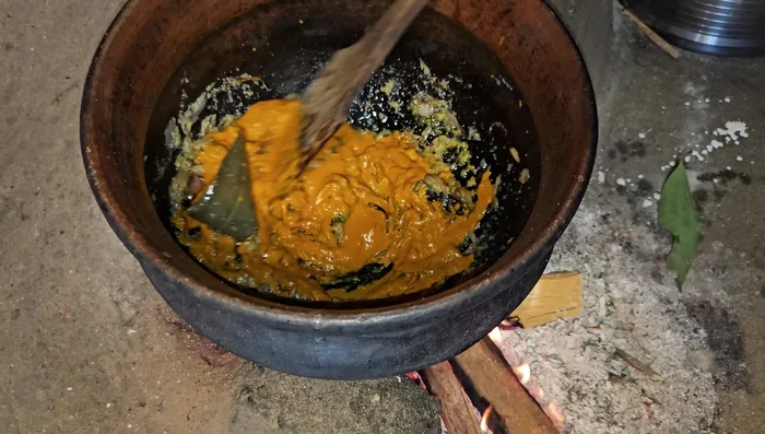 Cook the pork: Add the pork, mix well, and fry. Cover and stir occasionally to prevent burning. Fry until the water evaporates and the pork is cooked through.