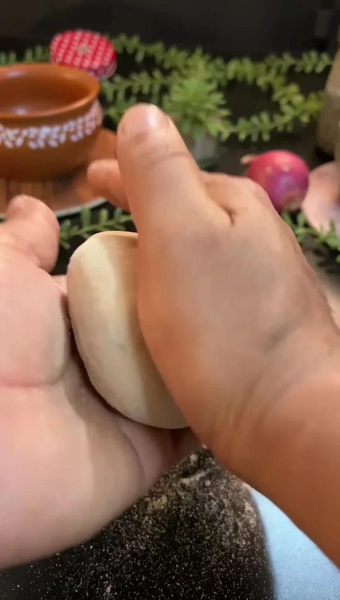 Shape the dough ball again into a peda, gently press it, and roll it out thinly. If it's filled with stuffing, roll gently.