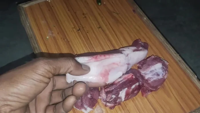 Prepare the pork meat: Remove any bones and excess fat. Fry the skin.