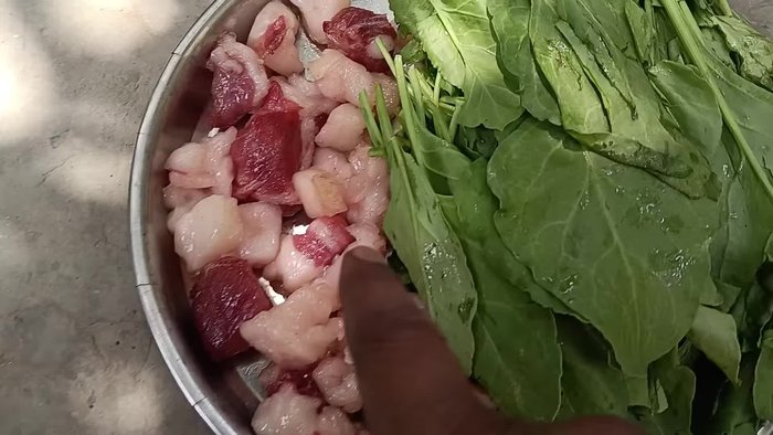 Wash the spinach thoroughly.