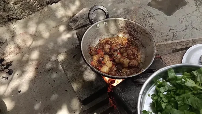 Add the chopped spinach to the pork and tomato mixture.