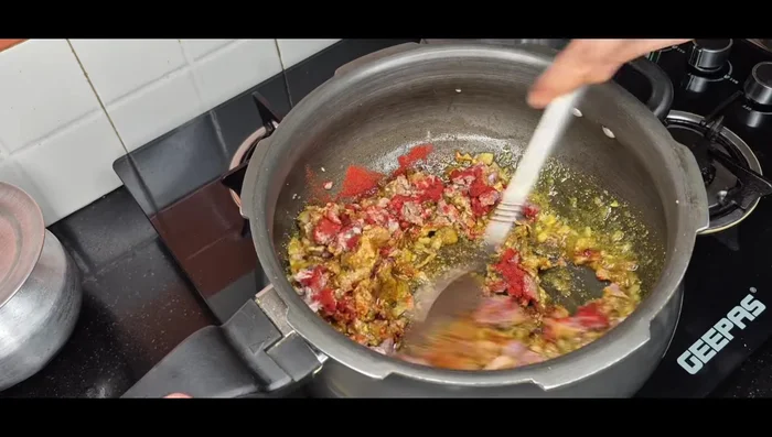 Fry the minced meat until its smell goes away.
