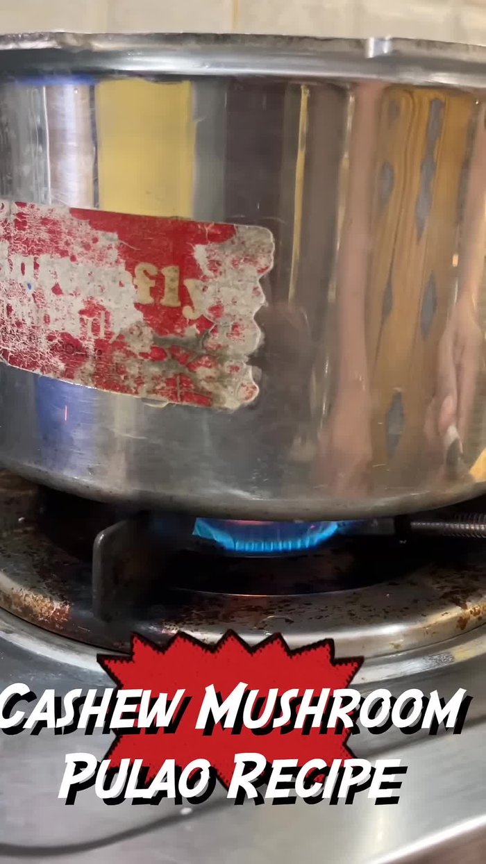 Turn on the stove and cooker. Once the cooker heats up, add 50 ml of oil.