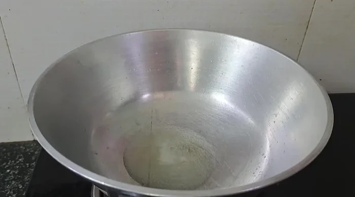 Heat ghee and oil in a pan. Add whole spices (cardamom, cinnamon, cloves, peppercorns) and fry.