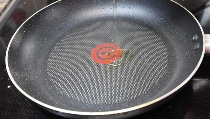 Remove the fried tofu and set aside. In the same pan, add 2 tablespoons of oil and sauté 1 tablespoon of finely chopped garlic for 30-40 seconds.