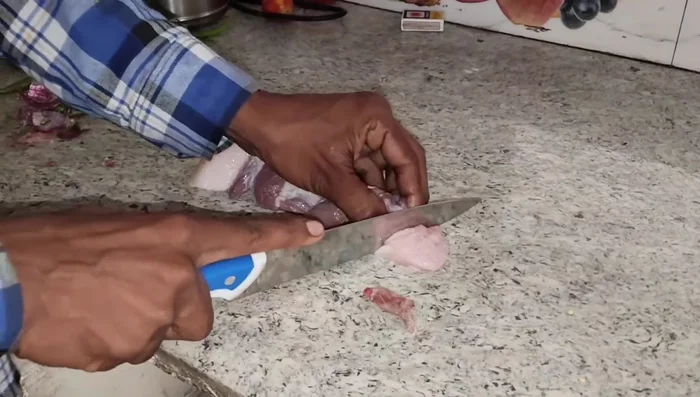 Cut the pork meat into small pieces.