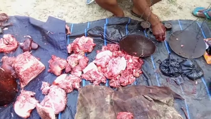 Prepare the meat. You can either tie it with strings or cut it into pieces.