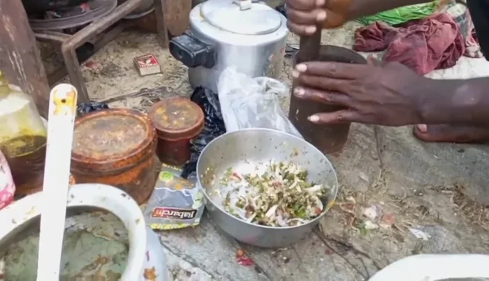 Pour oil into a pot.
