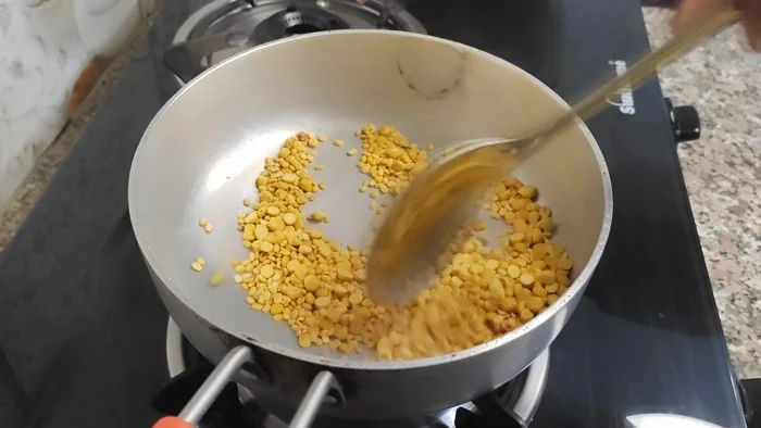 Prepare gun powder: Lightly roast gram dal and moong dal. Add red chili, sesame seeds, and roast until fragrant.