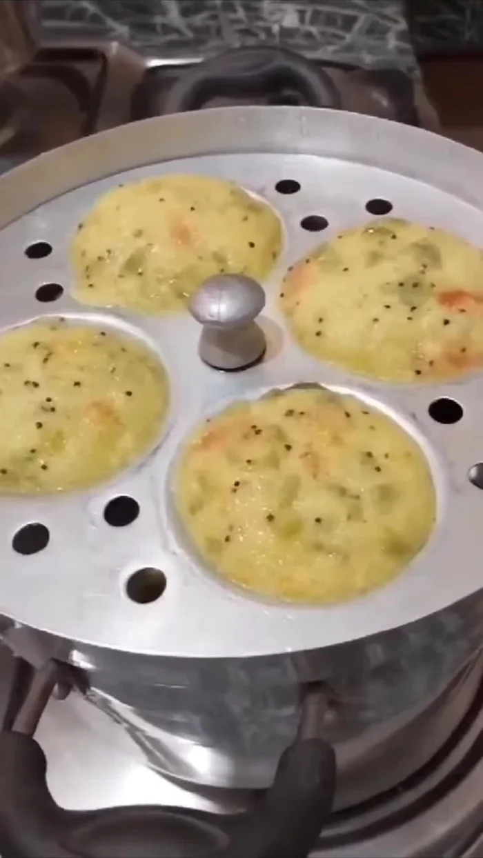 Turn off the heat and let the idlis cool.