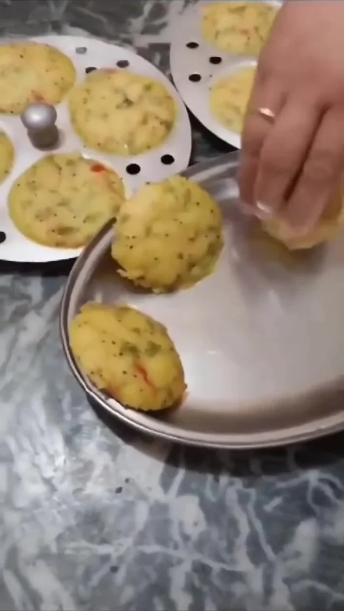 Remove the idlis from the stand.