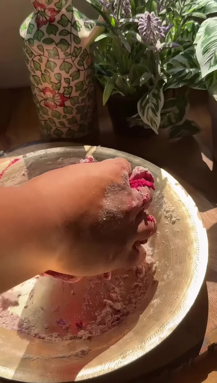 Mix beetroot with refined flour. Knead well.