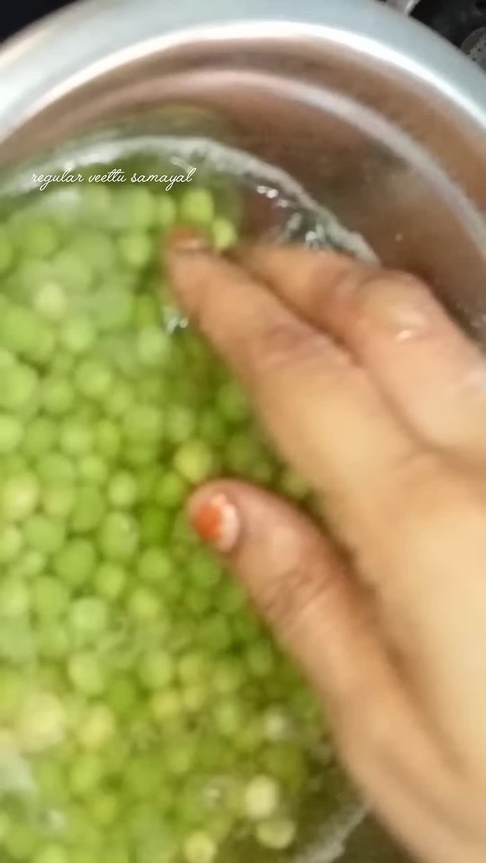 Wash, clean, and soak green peas for 8 hours.