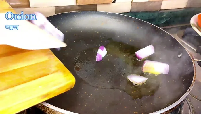 Prepare the chutney: Heat oil in a pan. Add chopped onions and fry until golden brown (13.519). Add chana dal, urad dal, chilli, ginger, garlic, and fry well (36.559). Add sliced tomatoes and fry until soft (61.16). Turn off the heat and let it cool (69.439).