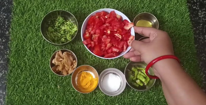 For the chutney, heat oil in a pan. Add mustard and cumin seeds, then green chilies.