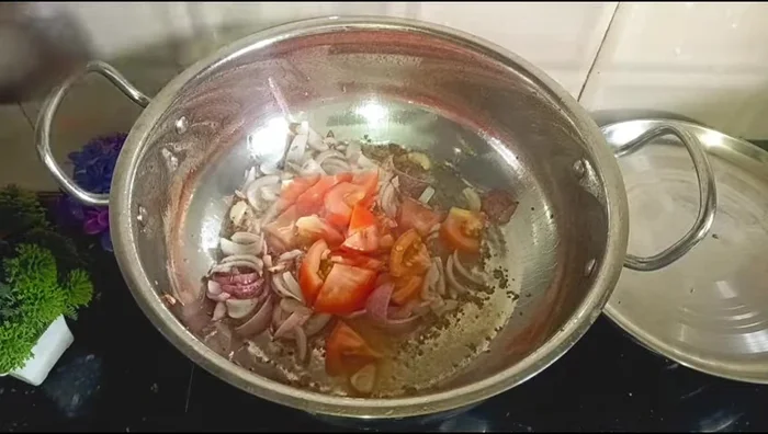 Add chopped tomatoes and fry until soft.