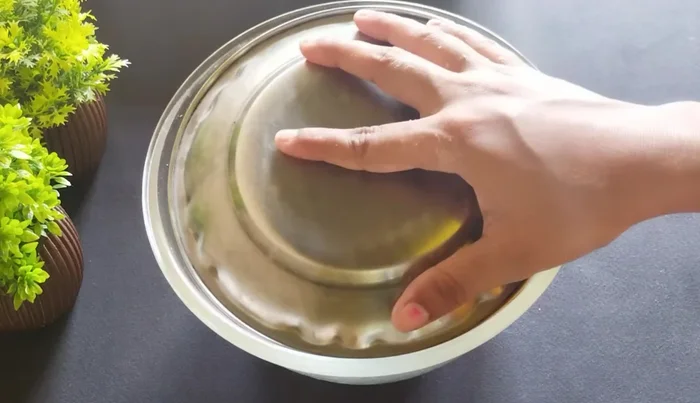 Cover the dough and let it rest for 10-15 minutes.