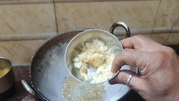 For seasoning, heat a little oil and add anise, mustard, cumin, garlic, and ginger. Fry until fragrant.