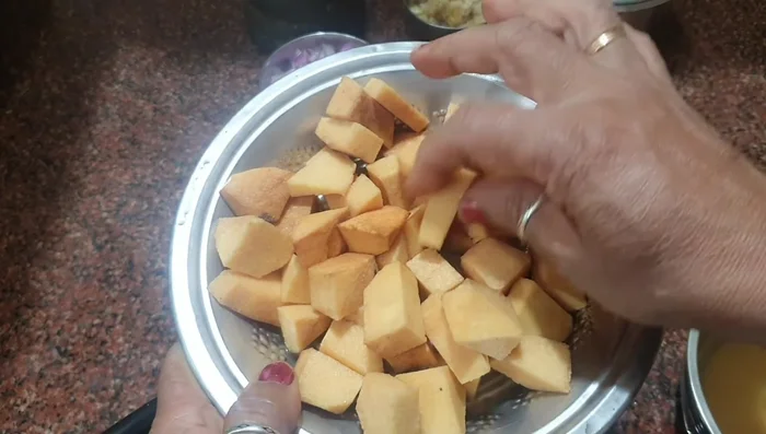 Cut the yam into medium-sized pieces. Don't cut too small or too big.