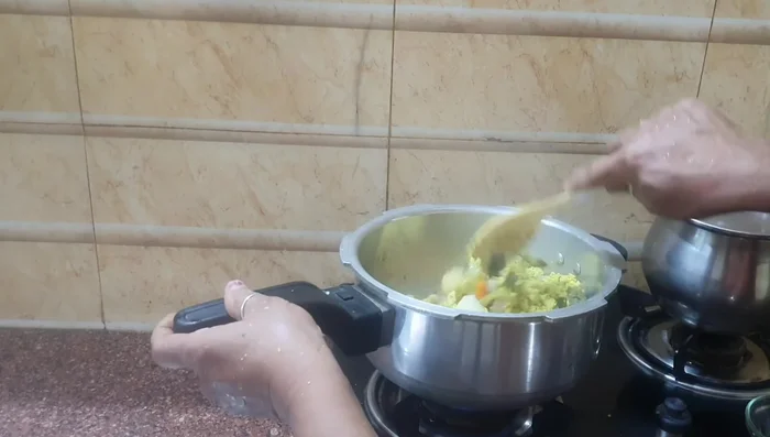 Reduce heat and let the masala simmer. (191.56)