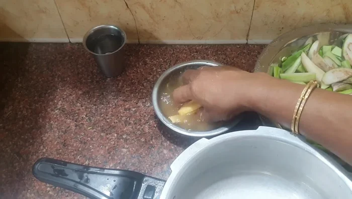 Cut all vegetables lengthwise. Soak yam in tamarind water to prevent sogginess. (41.68)