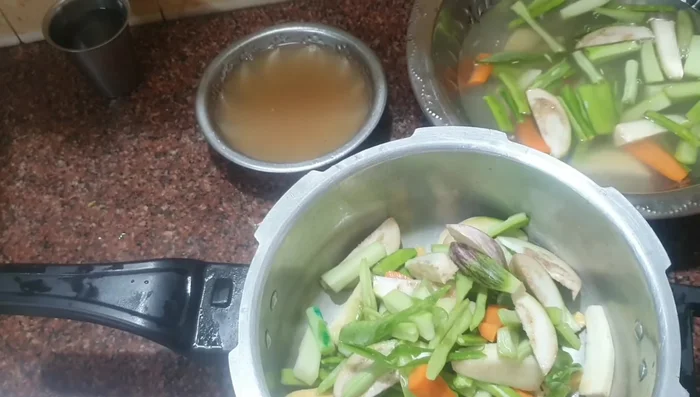 Add all cut vegetables to the cooker. Add 100ml of water. (64.0)