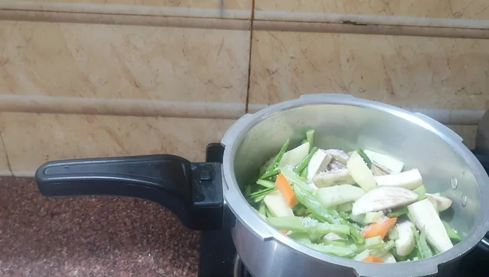 Cook the vegetables on the stove, adding the right amount of salt. Stir until salt is absorbed. (73.76)