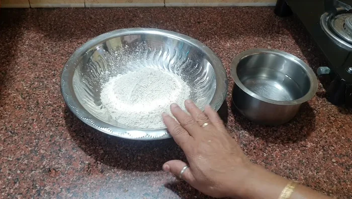 Take well-sifted wheat flour as needed for the dough. Add a little salt (don't add too much).