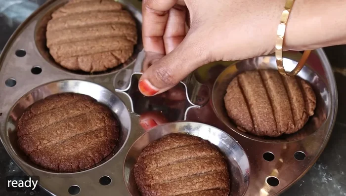 Cook on medium heat for about 15 minutes, or until the biscuits are crispy. Turn off the heat and let them cool completely.