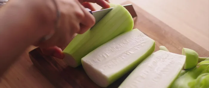 Peel and grate the bottle gourd using the thick holes of a grater. Avoid using thin holes to prevent excessive juice loss.