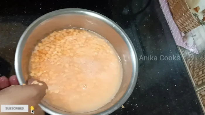 Wash the soaked moong dal thoroughly 2-3 times to remove starch.