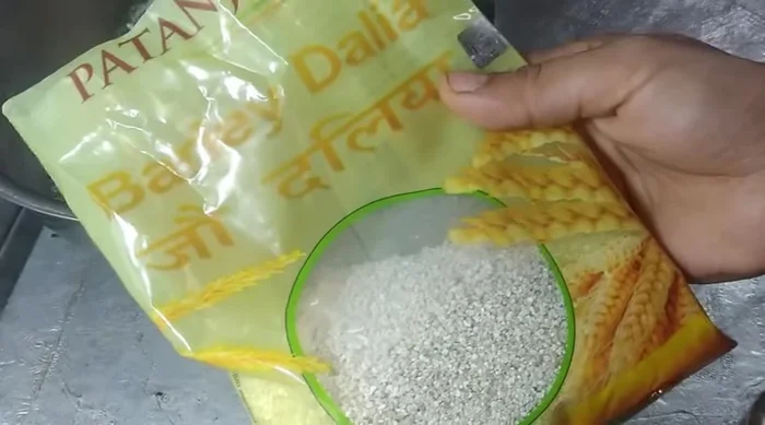 Soak barley porridge in water for half an hour. Drain excess water.