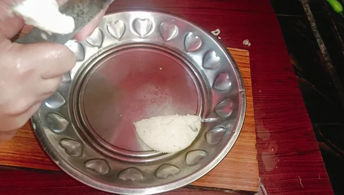 Cut the idlis into smaller pieces.