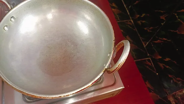 Heat oil in a pan, add cumin seeds and mustard seeds. Once they splutter, add chopped green chilies, and curry leaves.