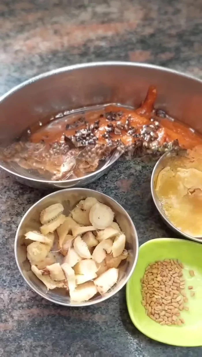 Grind red chutney: Blend tamarind, ginger, garlic, jaggery, chili, and salt with water.