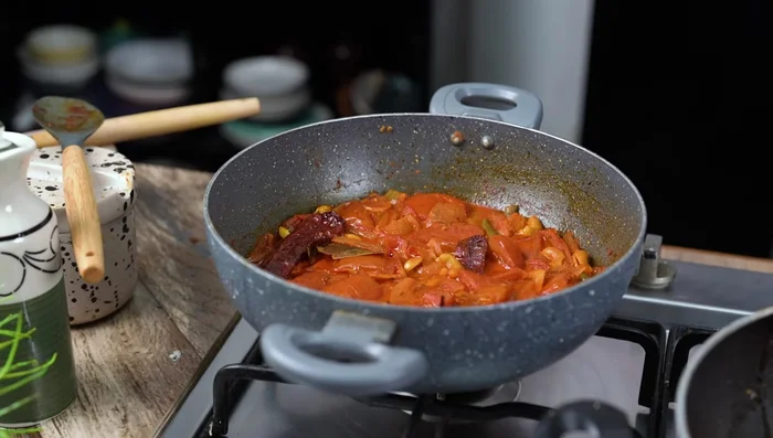 Remove whole spices from the makhani gravy and blend it smooth.