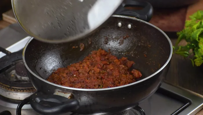 Strain the blended makhani gravy and combine it with the chop masala.