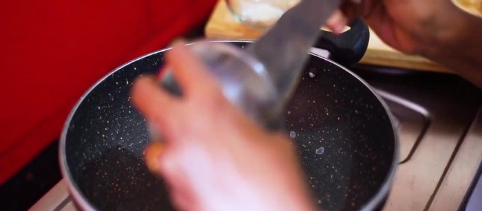 Heat ghee in a kadai. Add cashews and raisins, roast until golden brown and set aside.