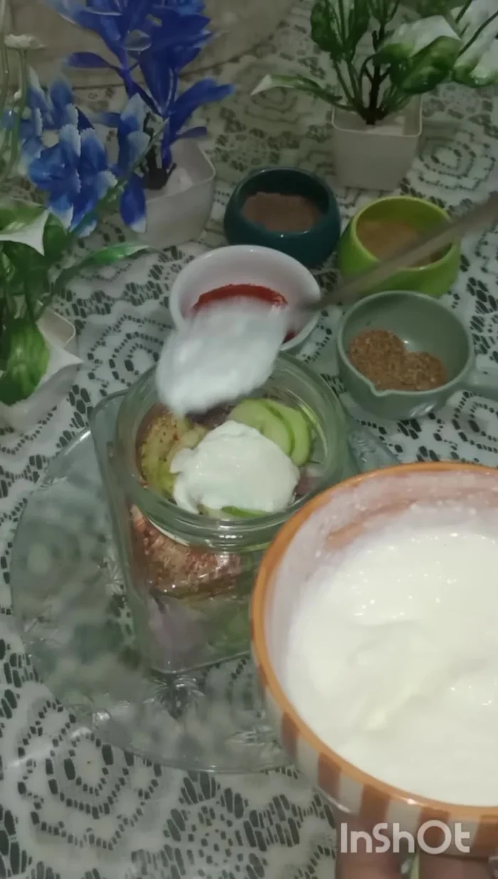 Add fresh curd (yogurt) and 1 teaspoon of cream to the jar.