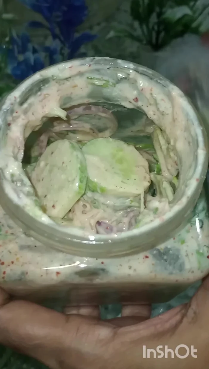 The salad is ready! Serve directly from the jar or transfer to a plate.